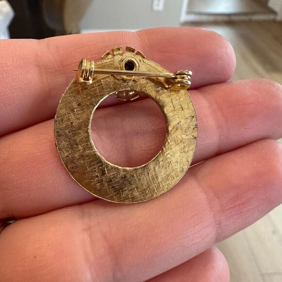 Vintage Gold Circle Brooch Gold Pin with Ruby Red Gem Detail Small - Picture 3 of 3